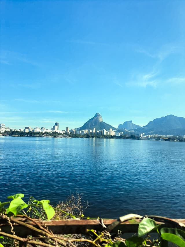 Lagoa Rodrigo de Freitas - Morro Dois Irmaos e Pedra da Gávea